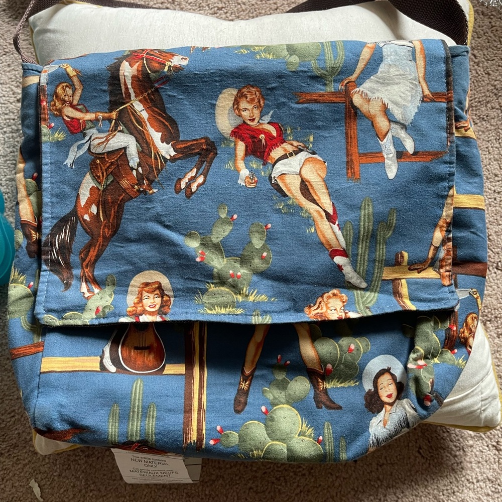 Sexy Isabella Fiore, Cross Body Messenger Bag, Retro Style. 2 pockets inside